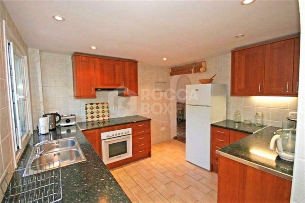 Detached 4 bedroom villa in Nueva Andalucia for sale