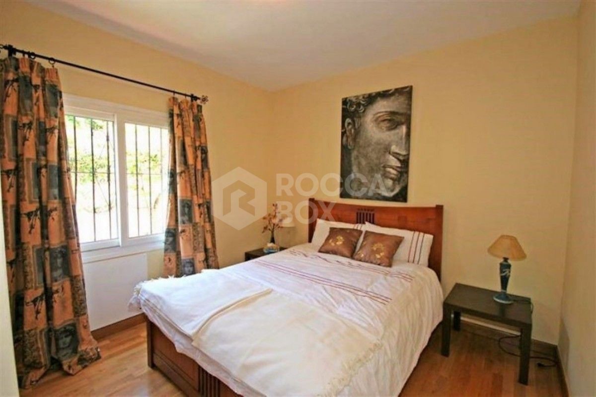 Detached 4 bedroom villa in Nueva Andalucia for sale
