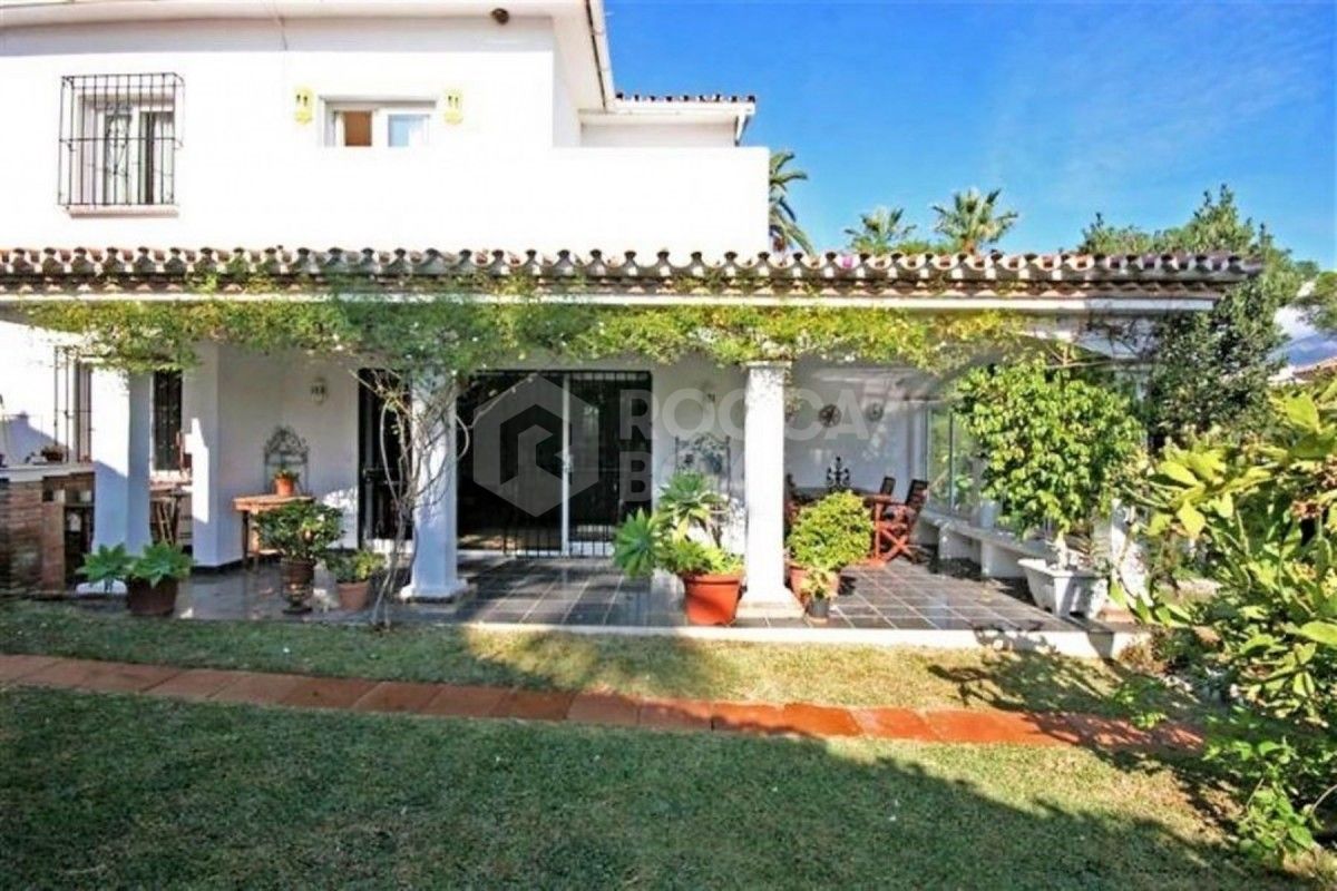 Detached 4 bedroom villa in Nueva Andalucia for sale