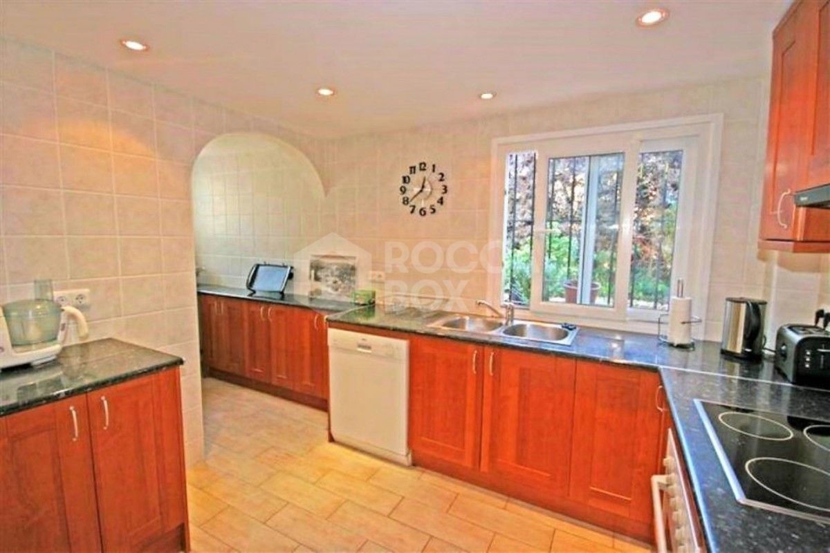 Detached 4 bedroom villa in Nueva Andalucia for sale
