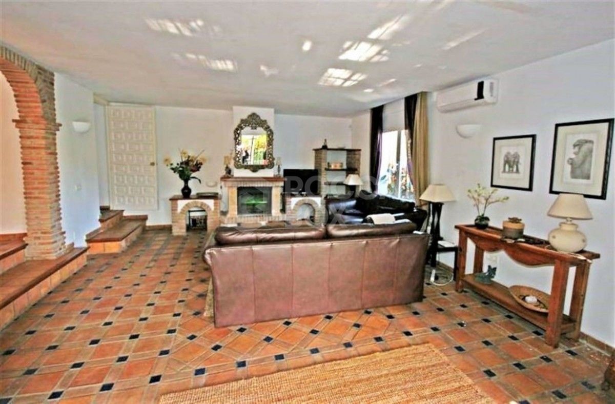 Detached 4 bedroom villa in Nueva Andalucia for sale