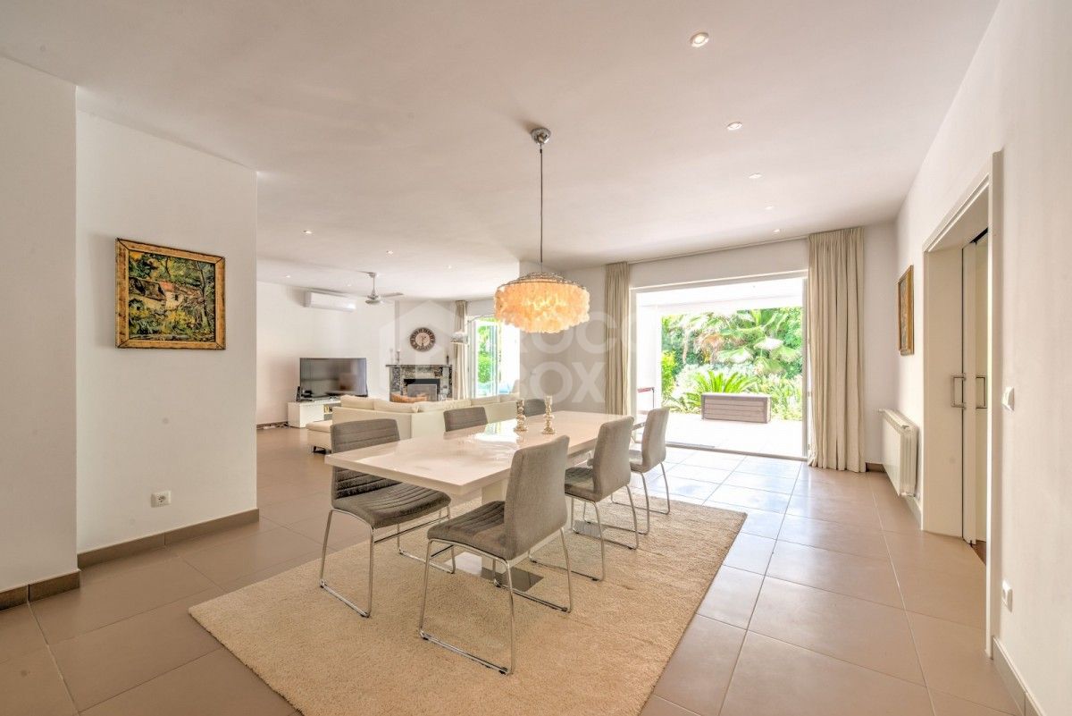 Price reduce on renovated four bedroom villa in Las Brisas.