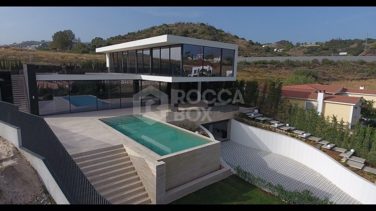 Stunning 5 bedroom villa located in nueva andalucia