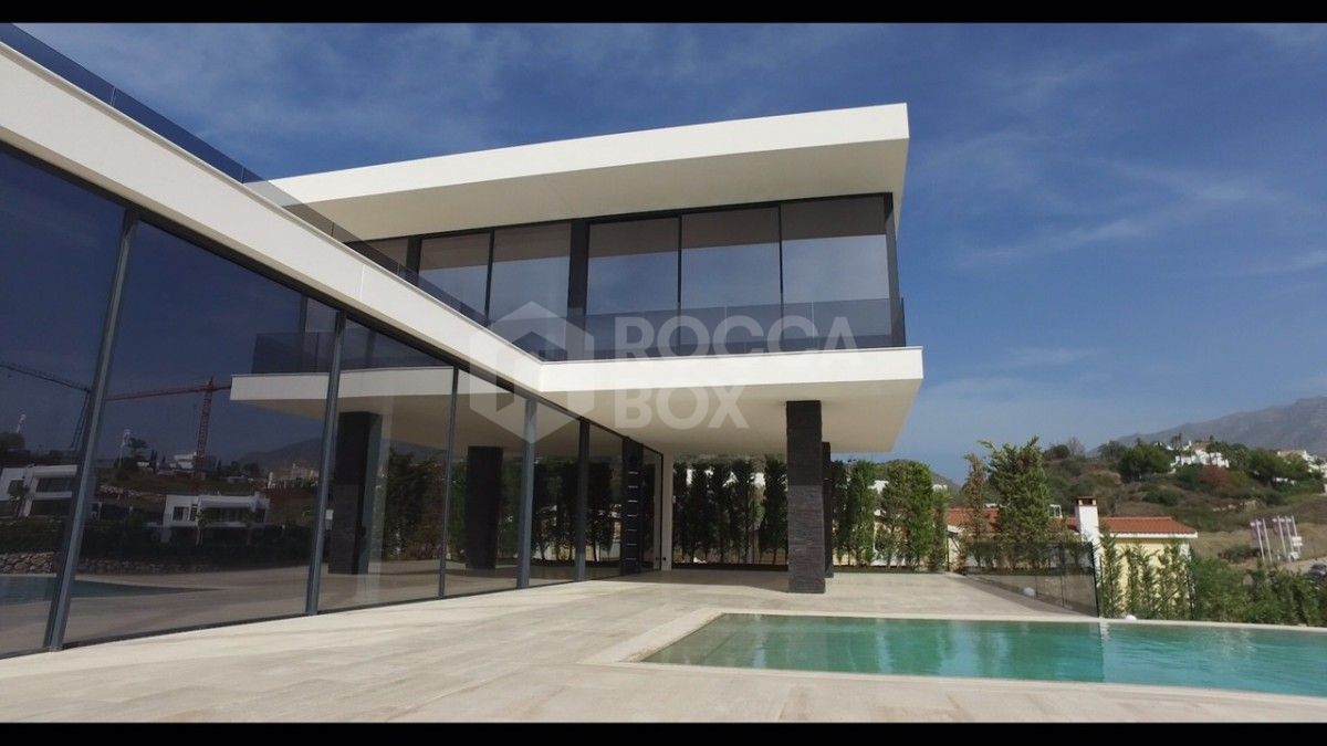 Stunning 5 bedroom villa located in nueva andalucia