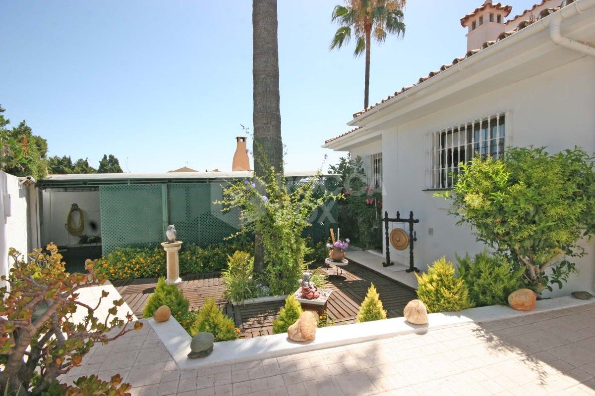 Beautiful 5 bedroom villa in El Paraiso,Estepona.