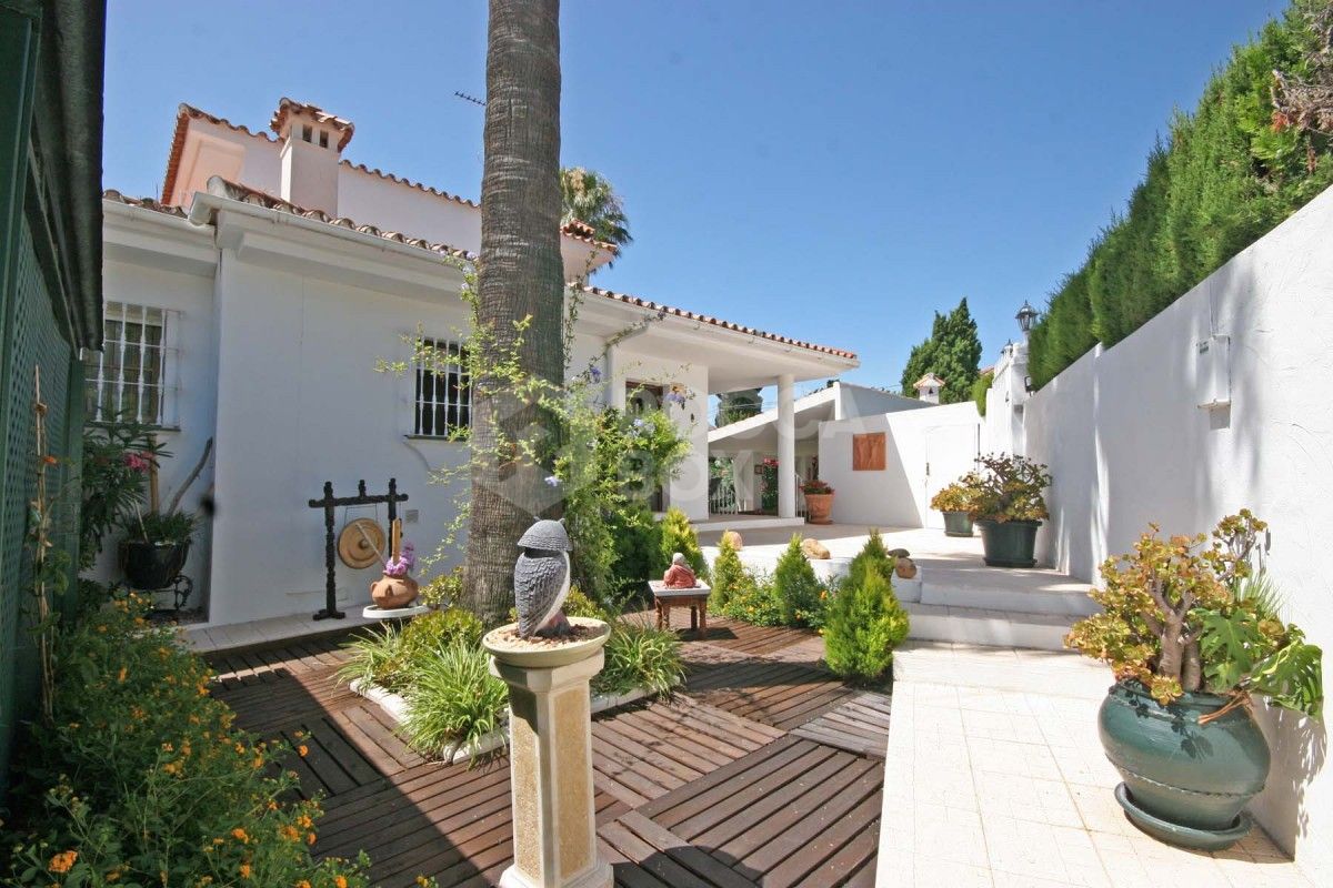 Beautiful 5 bedroom villa in El Paraiso,Estepona.