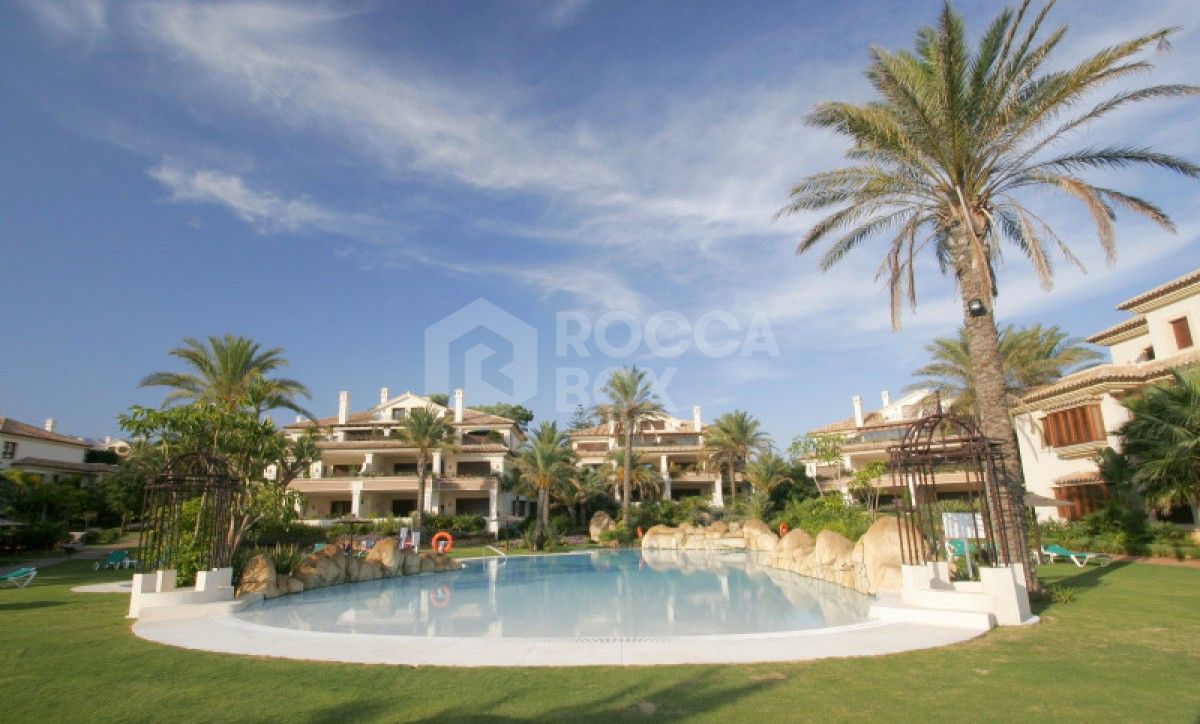 Pristine three bedroom apartment for sale in Los Monteros Playa.