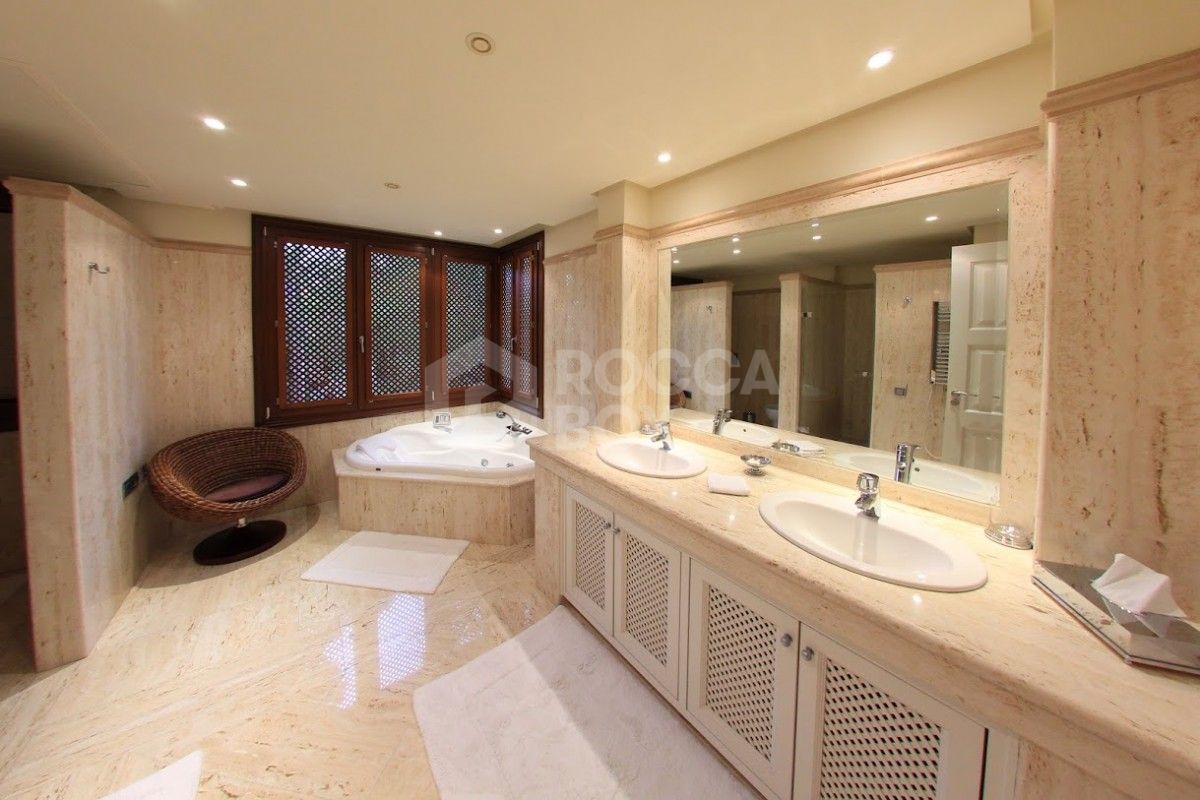 Pristine three bedroom apartment for sale in Los Monteros Playa.
