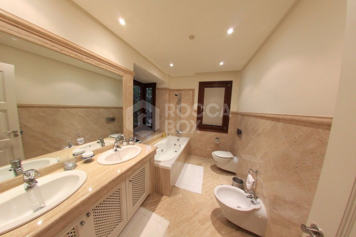 Pristine three bedroom apartment for sale in Los Monteros Playa.