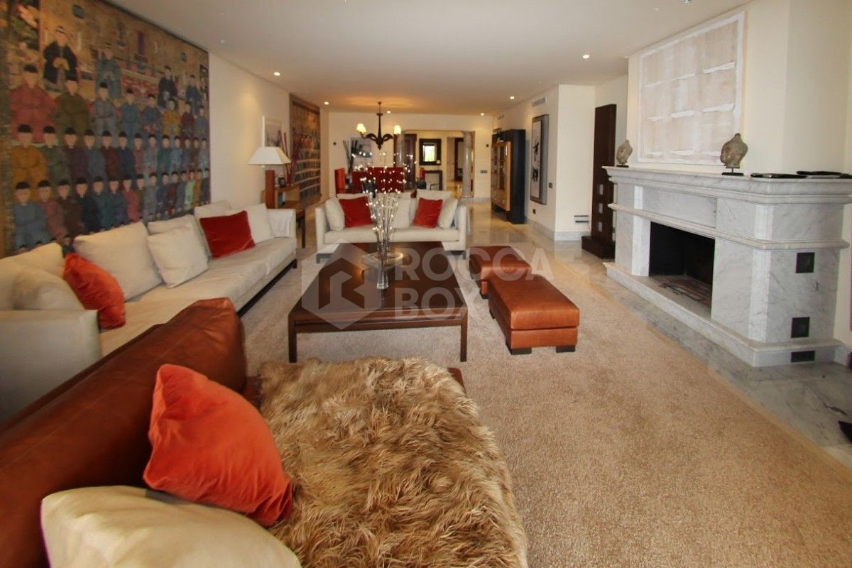 Pristine three bedroom apartment for sale in Los Monteros Playa.