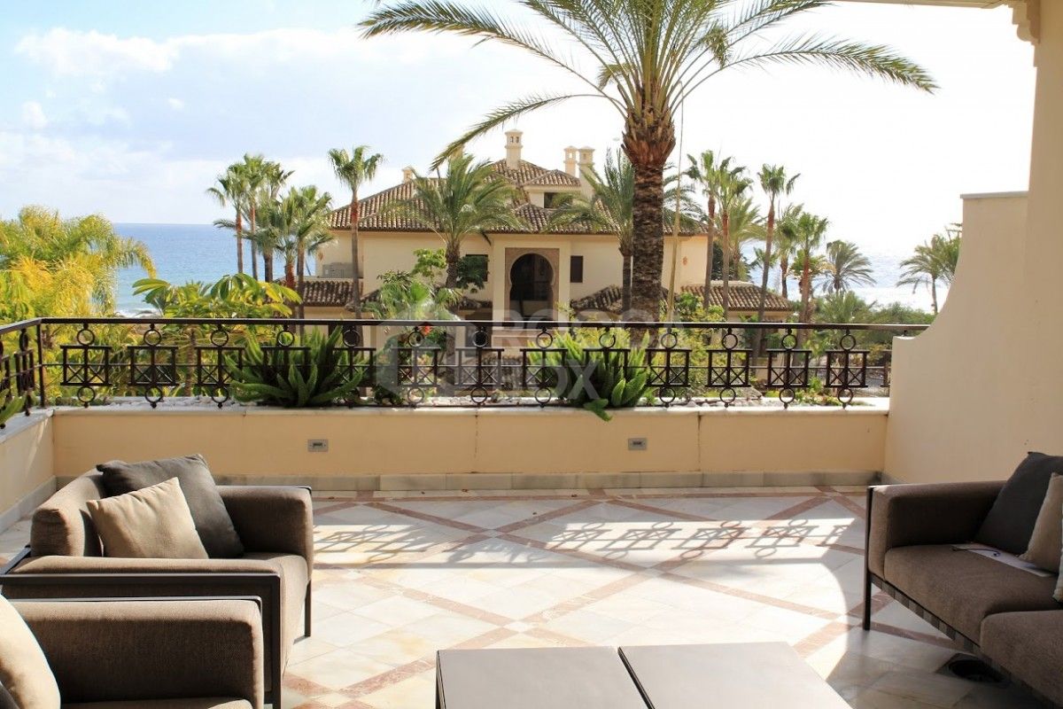 Pristine three bedroom apartment for sale in Los Monteros Playa.