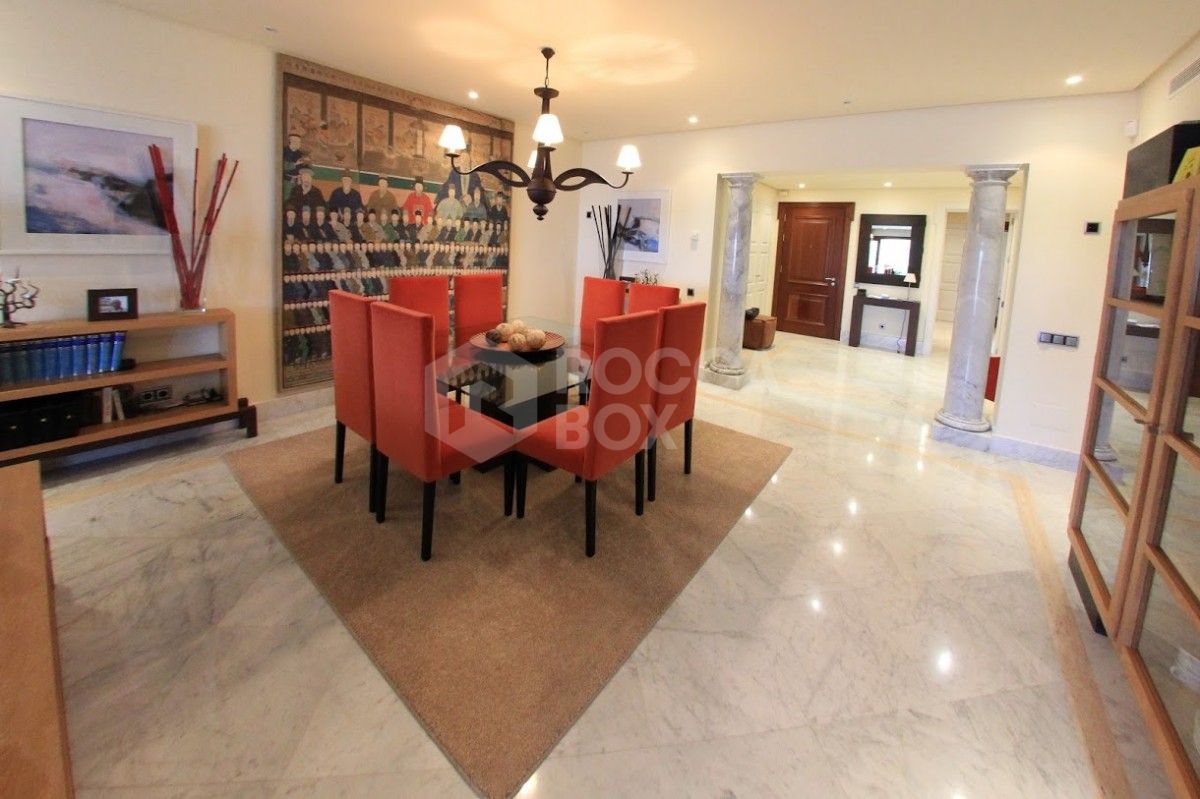 Pristine three bedroom apartment for sale in Los Monteros Playa.