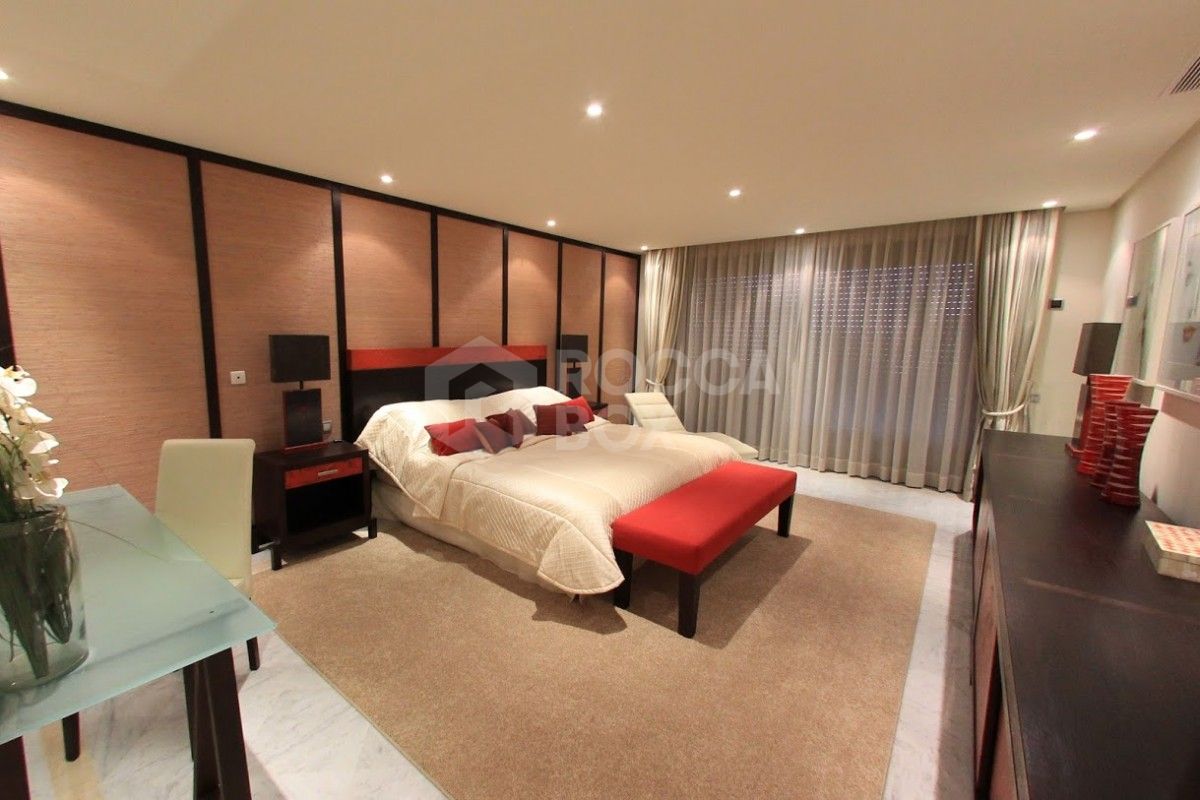 Pristine three bedroom apartment for sale in Los Monteros Playa.