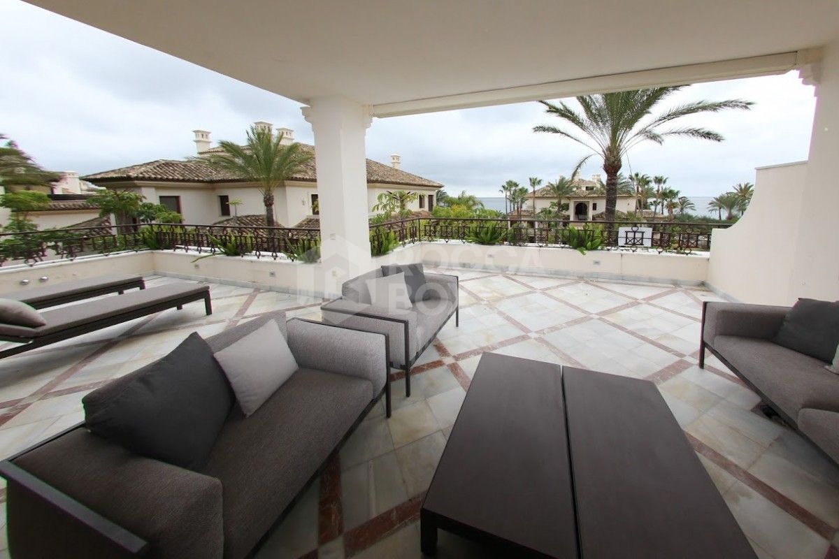 Pristine three bedroom apartment for sale in Los Monteros Playa.