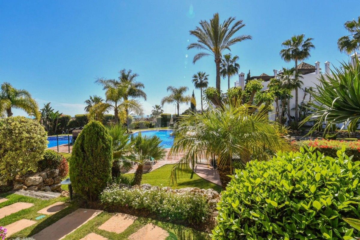 Beautiful townhouse with sea views in Benahavis