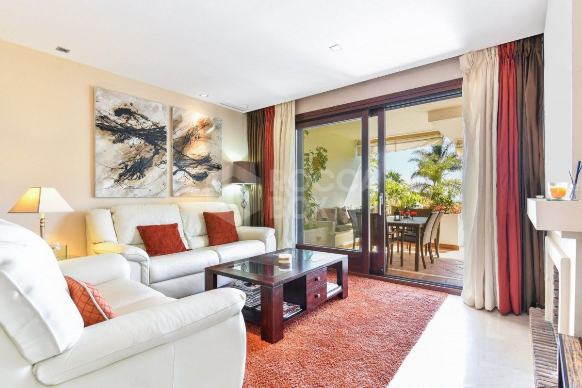Beautiful townhouse with sea views in Benahavis