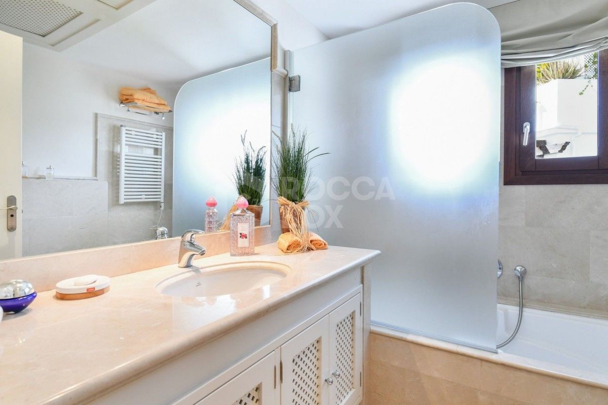 Beautiful townhouse with sea views in Benahavis