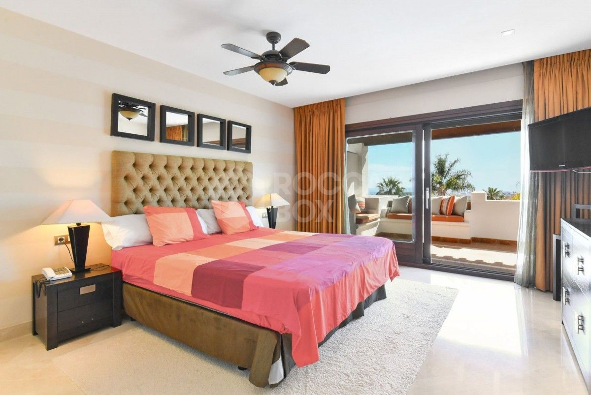 Beautiful townhouse with sea views in Benahavis