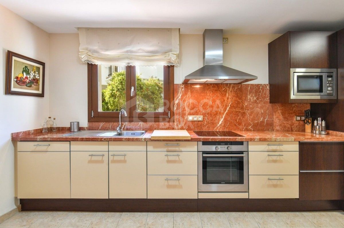 Beautiful townhouse with sea views in Benahavis