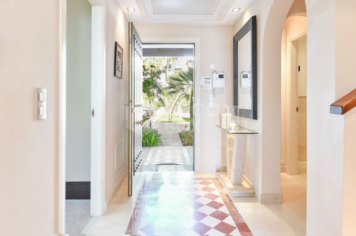 Beautiful townhouse with sea views in Benahavis