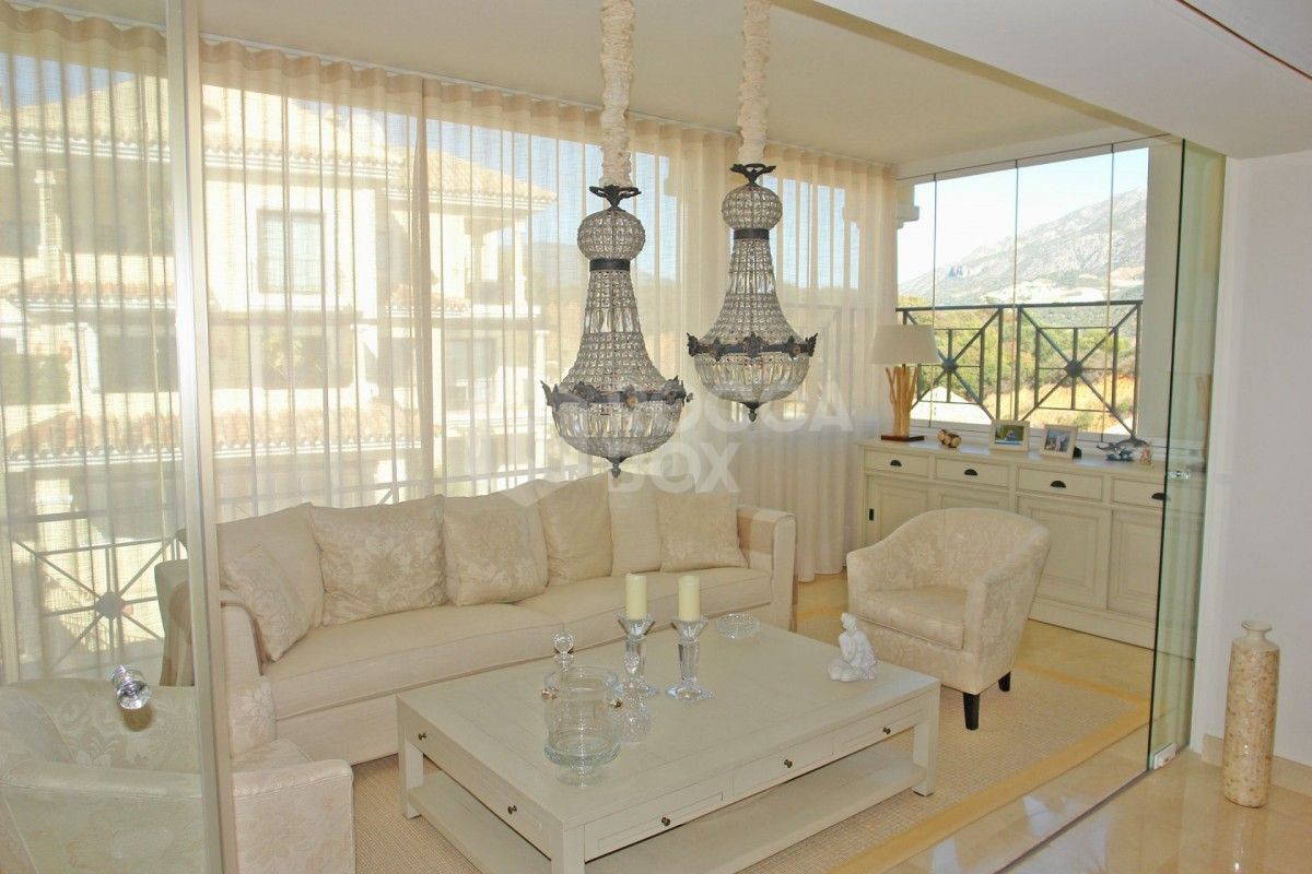 Exceptional penthouse for sale in the highly desirable and exclusive Aloha Park.