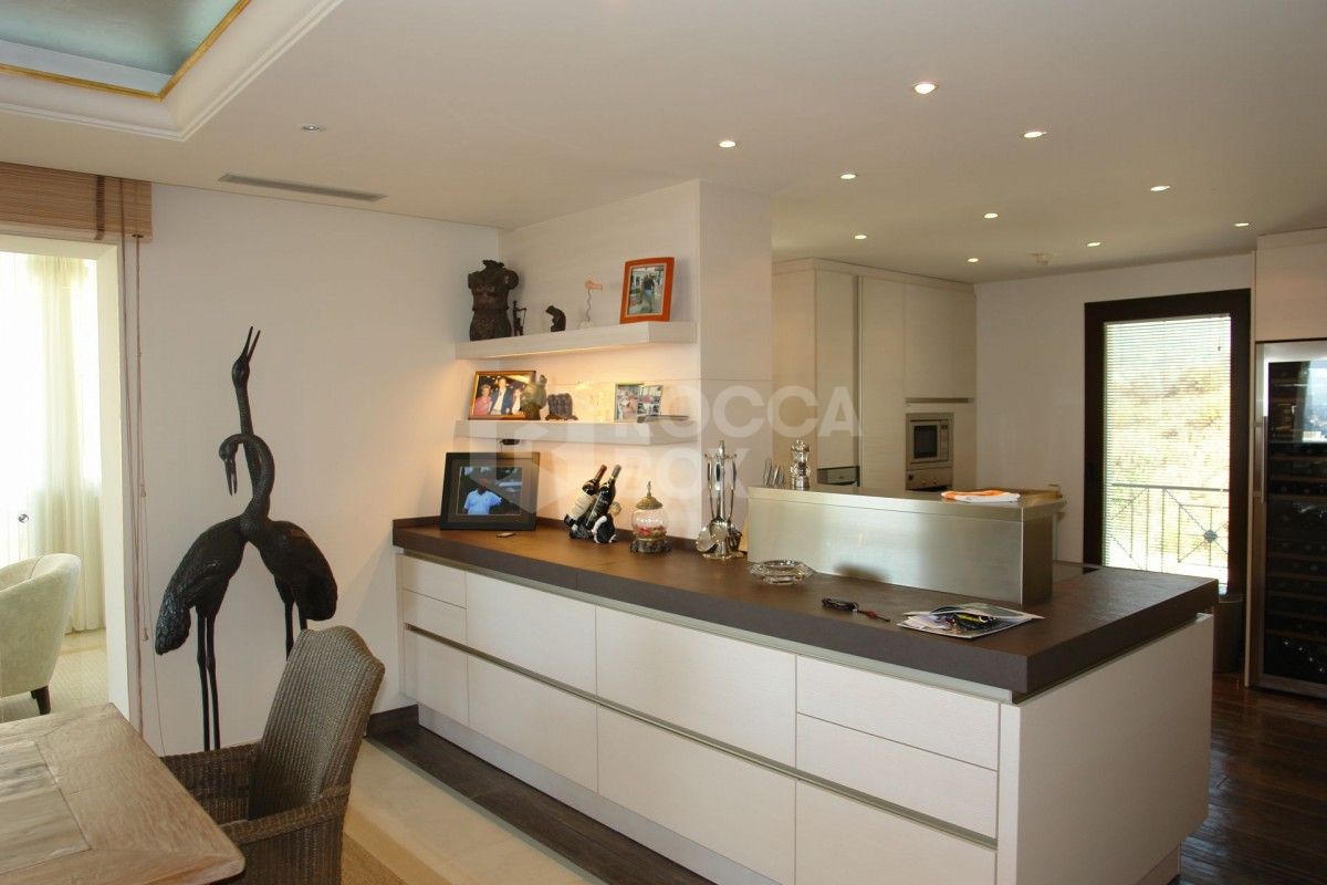 Exceptional penthouse for sale in the highly desirable and exclusive Aloha Park.