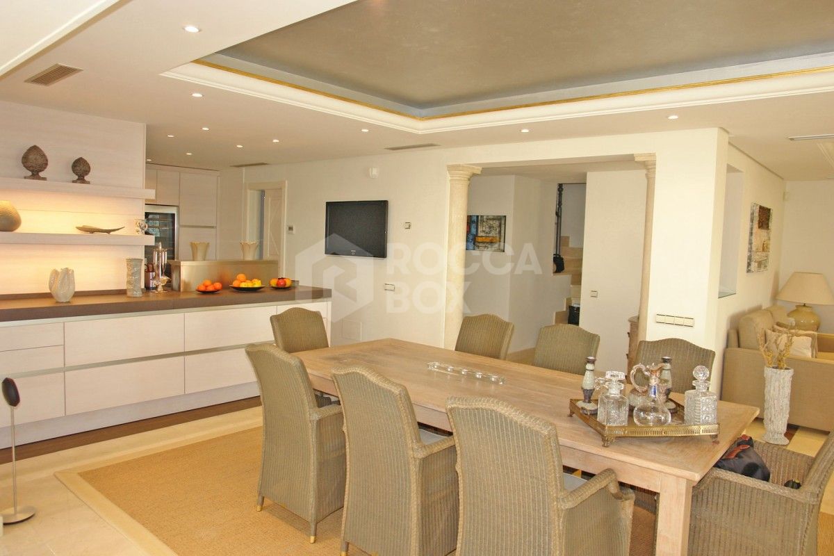 Exceptional penthouse for sale in the highly desirable and exclusive Aloha Park.