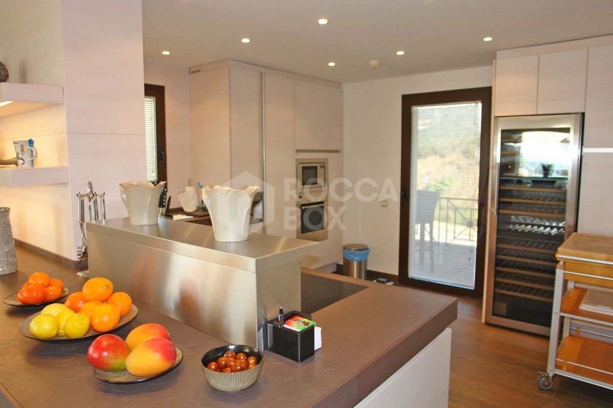 Exceptional penthouse for sale in the highly desirable and exclusive Aloha Park.