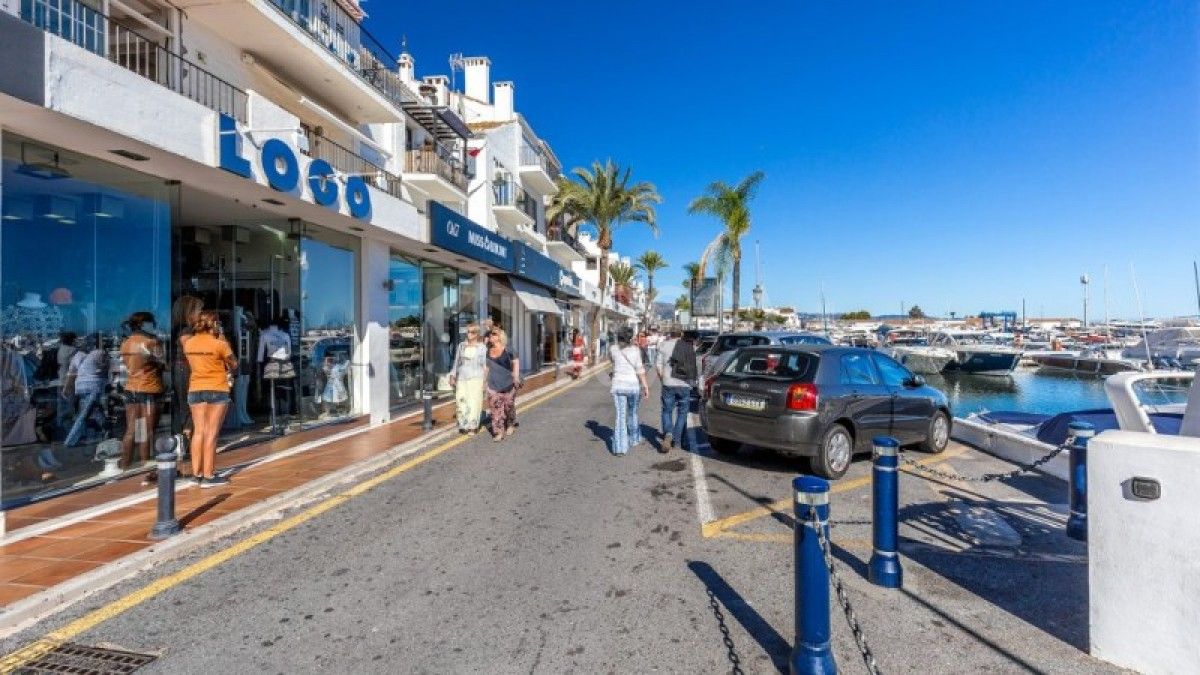 Bright 2 bed apartment for sale in Puerto Banus in Marbella