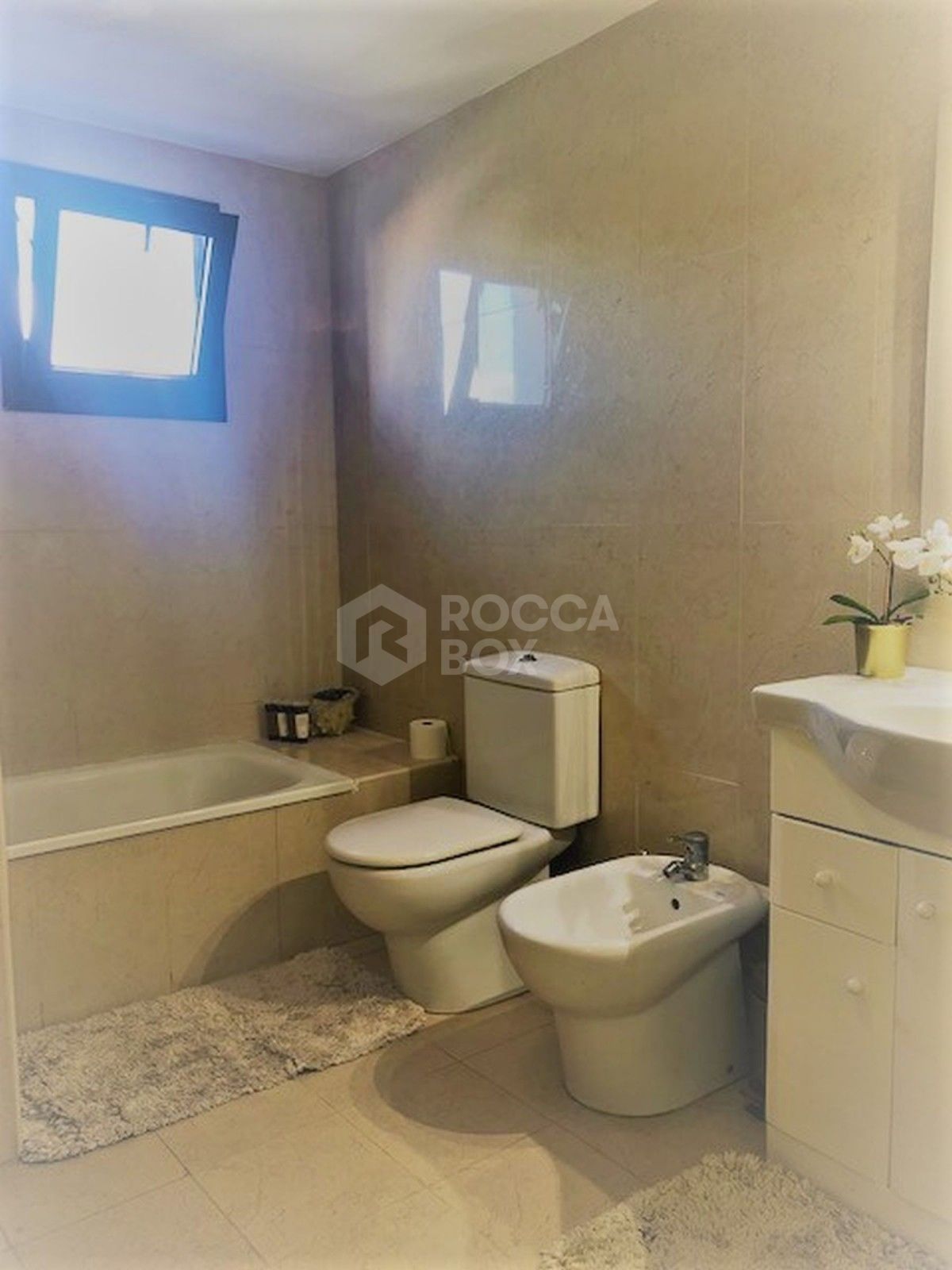 Lovely spacious apartment in Nueva Andalucia for sale