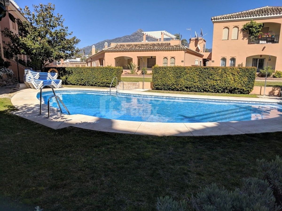 Lovely spacious apartment in Nueva Andalucia for sale