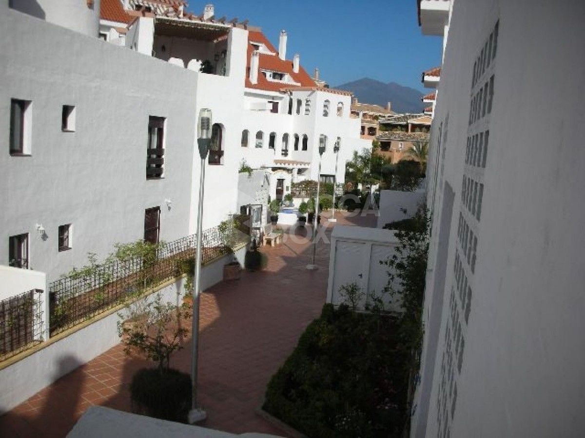 Lovely spacious apartment in Nueva Andalucia for sale