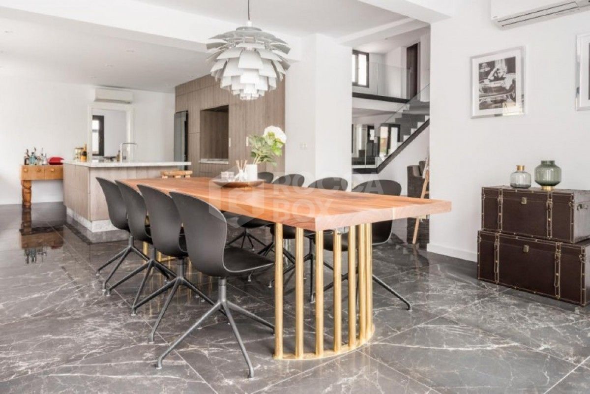 Stunning 6 bed villa for sale in Marbella Hill Club in Marbella Golden Mile