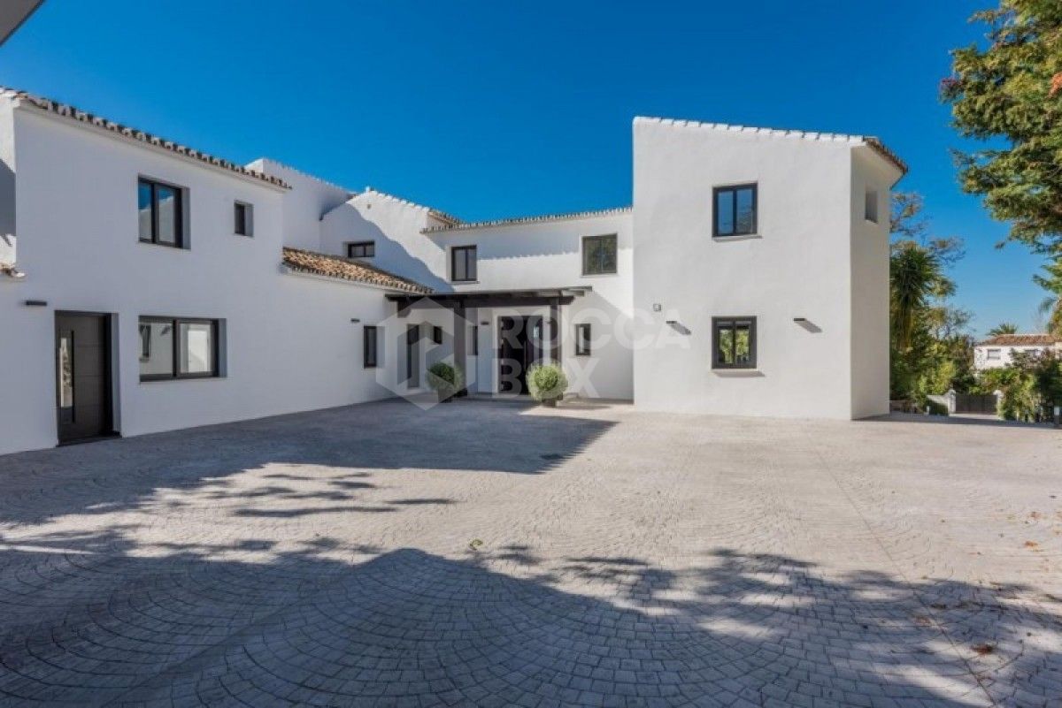 Stunning 6 bed villa for sale in Marbella Hill Club in Marbella Golden Mile