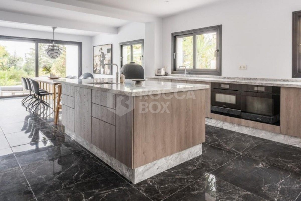 Stunning 6 bed villa for sale in Marbella Hill Club in Marbella Golden Mile