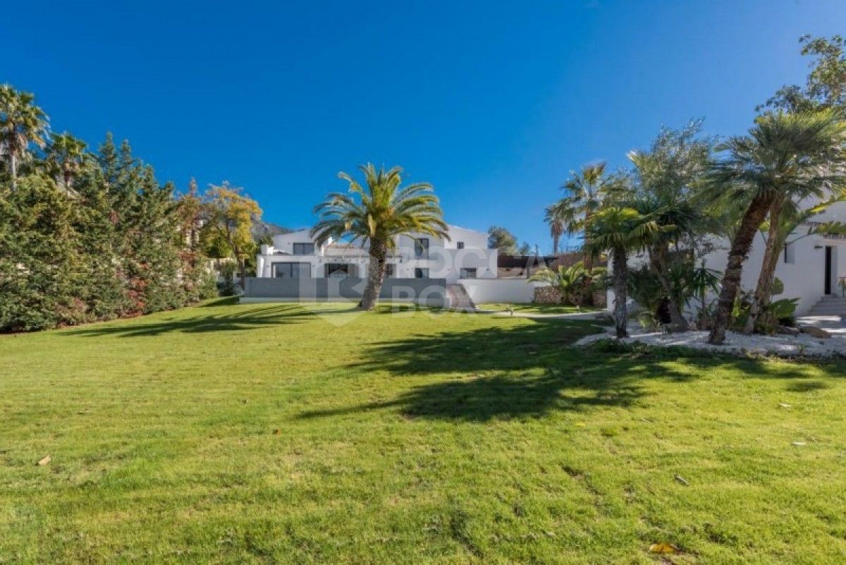 Stunning 6 bed villa for sale in Marbella Hill Club in Marbella Golden Mile
