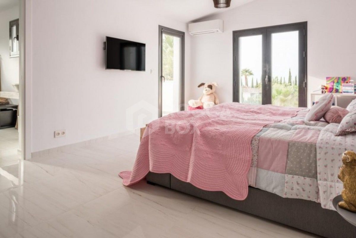 Stunning 6 bed villa for sale in Marbella Hill Club in Marbella Golden Mile