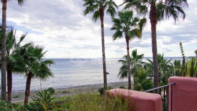 EXCLUSIVE BEACHFRONT PENTHOUSE