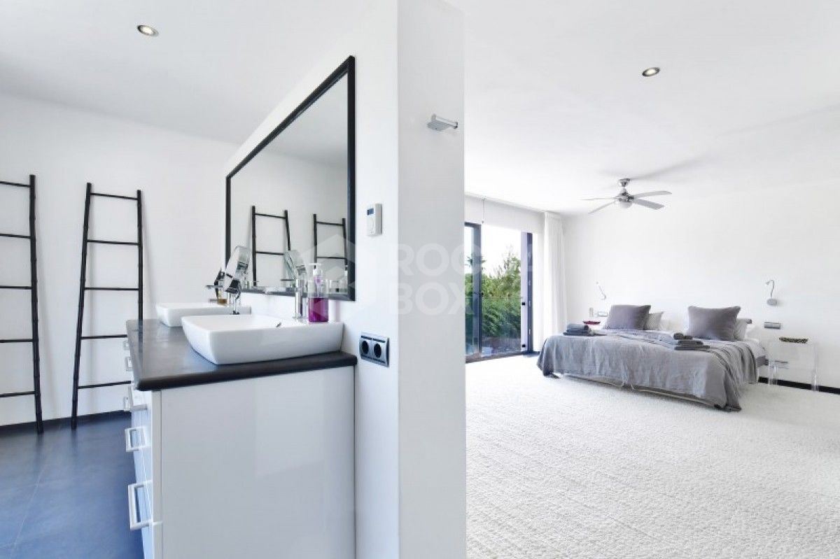 Wonderful 4 bed villa for sale in las brisas nueva Andalucia