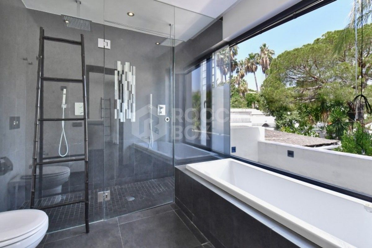 Wonderful 4 bed villa for sale in las brisas nueva Andalucia