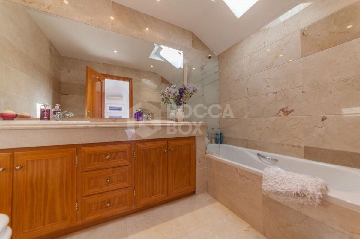 Exceptionally spacious townhouse in Aloha Golf for sale