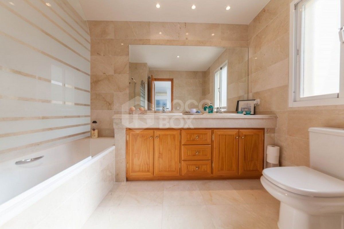 Exceptionally spacious townhouse in Aloha Golf for sale