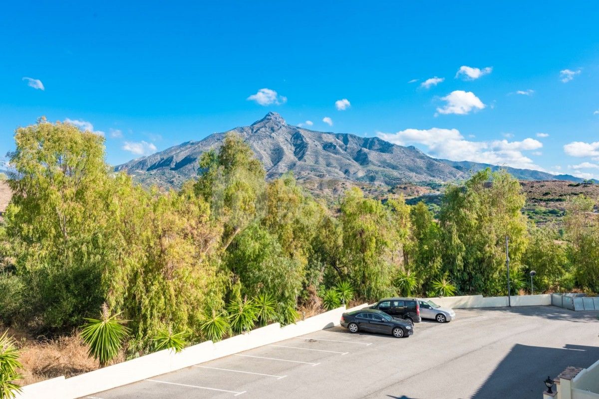 Exceptionally spacious townhouse in Aloha Golf for sale