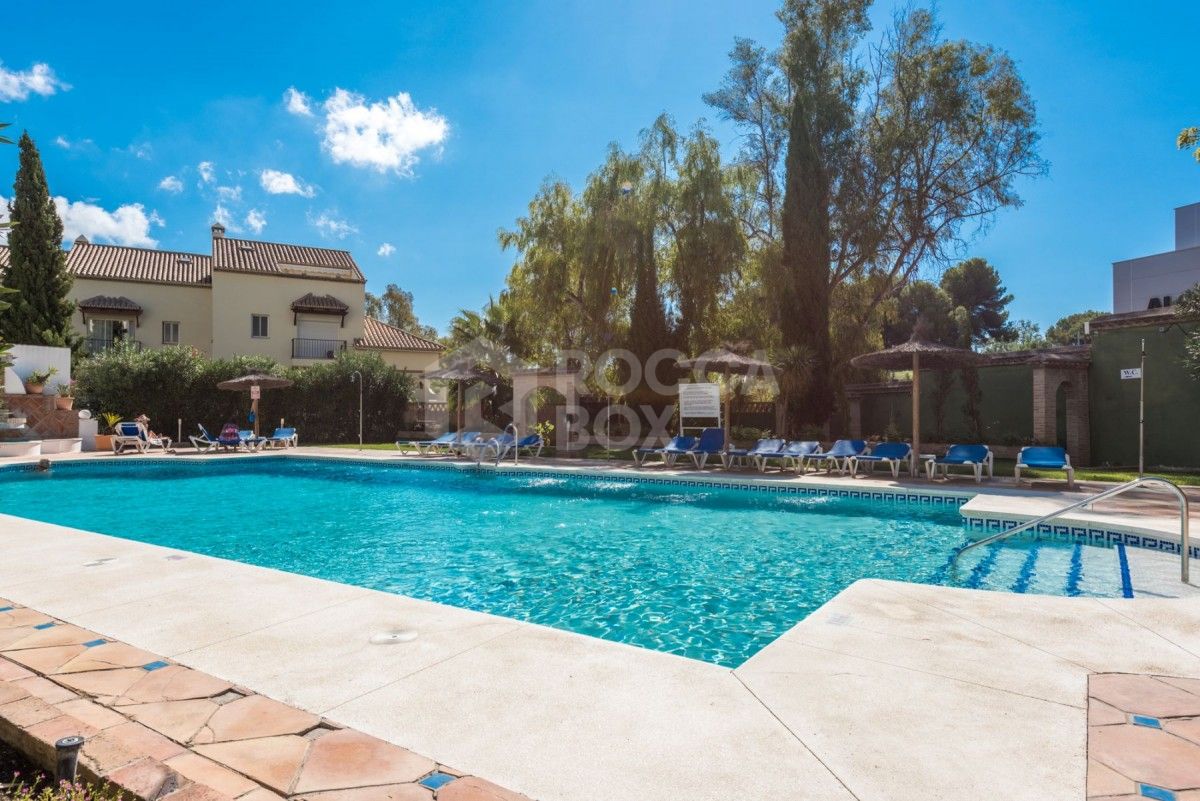 Exceptionally spacious townhouse in Aloha Golf for sale