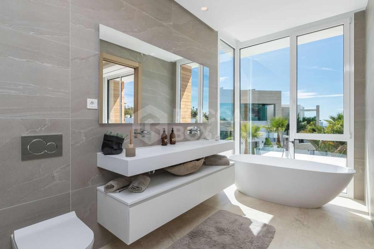Brand new 5 bed villa for sale in la quinta in Marbella