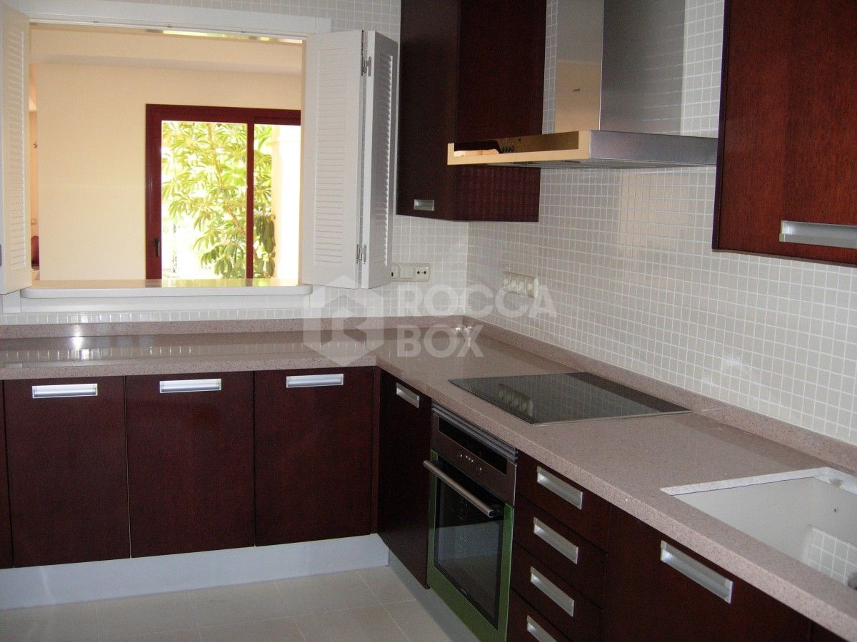 A Modern 3 bed Townhouse in El Palmeral Nueva Andalucia.