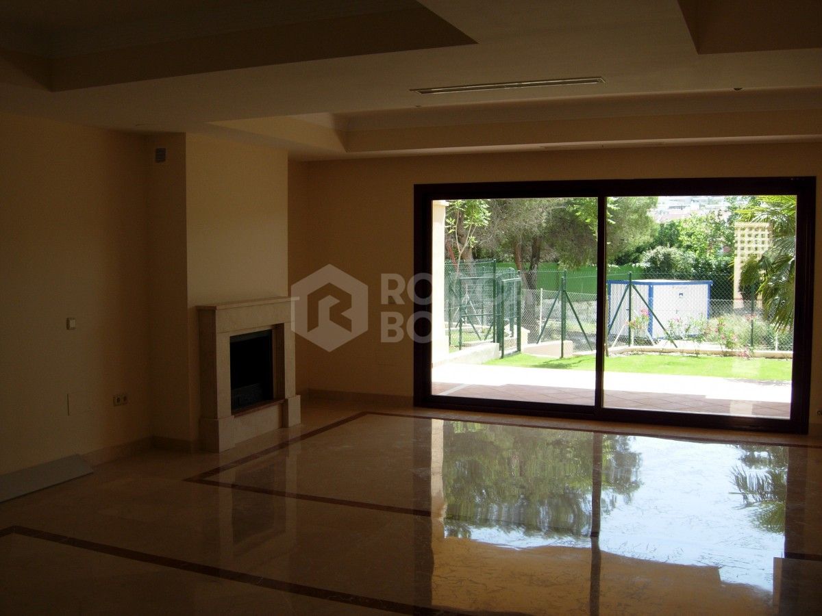 A Modern 3 bed Townhouse in El Palmeral Nueva Andalucia.