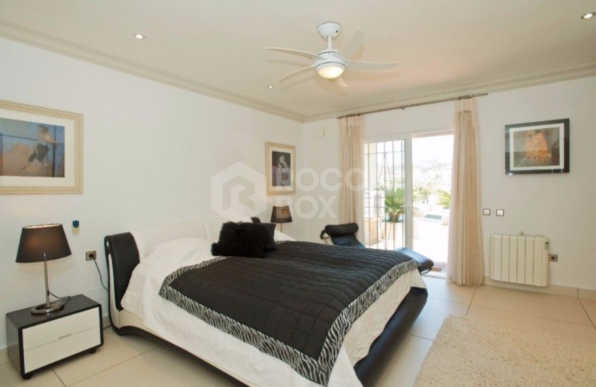 5 Bed Stylish Villa on Front Line Golf