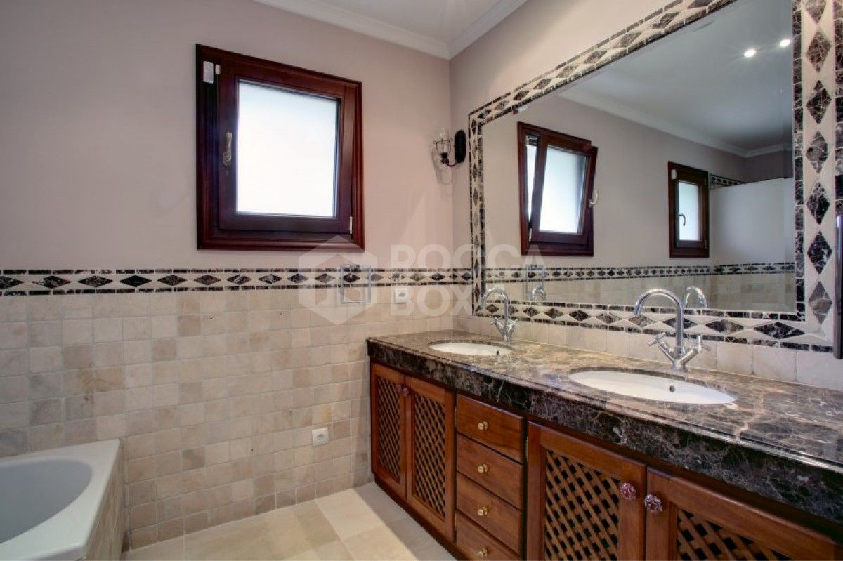 Beautiful 4 bed villa for sale in La Quinta in Benahavis