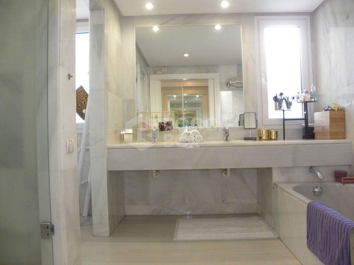 Apartment in Nueva Andalucia for sale